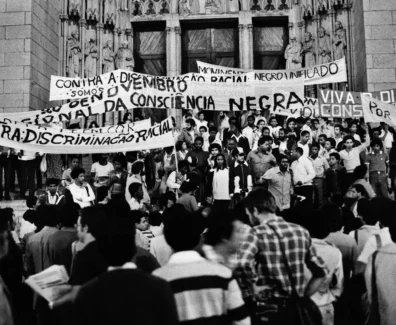 Foto em preto e branco de uma manifestação do movimento negro durante o período ditadura de 1964. Foto: Repositório do Arquivo Nacional.