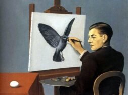 Pintura de homem branco de terno preto pintando um quadro apoiado em um cavalete de madeira. O quadro contém um pássaro voando em um fundo branco. Segurando uma paleta de pintura na outra mão, ele não olha para o quadro, mas para o lado, observando um ovo em cima de uma mesa coberta por um pano vermelho. O fundo da pintura tem a cor azul. Por René Magritte.