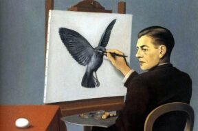 Pintura de homem branco de terno preto pintando um quadro apoiado em um cavalete de madeira. O quadro contém um pássaro voando em um fundo branco. Segurando uma paleta de pintura na outra mão, ele não olha para o quadro, mas para o lado, observando um ovo em cima de uma mesa coberta por um pano vermelho. O fundo da pintura tem a cor azul. Por René Magritte.