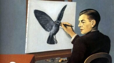 Pintura de homem branco de terno preto pintando um quadro apoiado em um cavalete de madeira. O quadro contém um pássaro voando em um fundo branco. Segurando uma paleta de pintura na outra mão, ele não olha para o quadro, mas para o lado, observando um ovo em cima de uma mesa coberta por um pano vermelho. O fundo da pintura tem a cor azul. Por René Magritte.