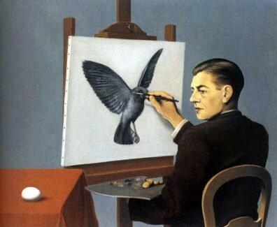 Pintura de homem branco de terno preto pintando um quadro apoiado em um cavalete de madeira. O quadro contém um pássaro voando em um fundo branco. Segurando uma paleta de pintura na outra mão, ele não olha para o quadro, mas para o lado, observando um ovo em cima de uma mesa coberta por um pano vermelho. O fundo da pintura tem a cor azul. Por René Magritte.