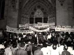Foto em preto e branco de uma manifestação do movimento negro durante o período ditadura de 1964. Foto: Ademir / Folhapress.