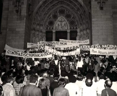 Foto em preto e branco de uma manifestação do movimento negro durante o período ditadura de 1964. Foto: Ademir / Folhapress.