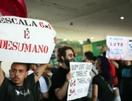 Jovens seguram cartazes de protesto contra a escala 6x1. Foto: José Cruz / Agência Brasil.