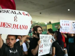 Jovens seguram cartazes de protesto contra a escala 6x1. Foto: José Cruz / Agência Brasil.