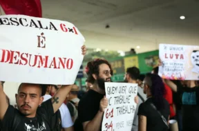 Jovens seguram cartazes de protesto contra a escala 6x1. Foto: José Cruz / Agência Brasil.