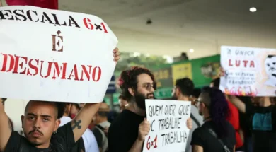 Jovens seguram cartazes de protesto contra a escala 6x1. Foto: José Cruz / Agência Brasil.