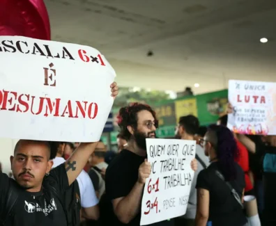 Jovens seguram cartazes de protesto contra a escala 6x1. Foto: José Cruz / Agência Brasil.