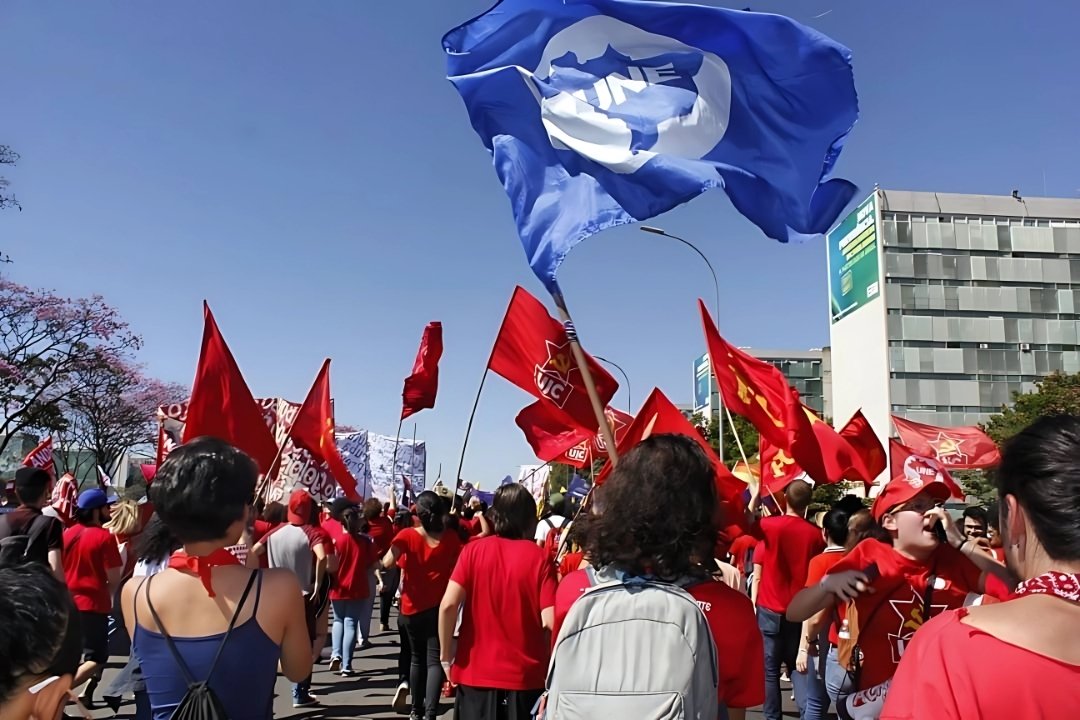Em defesa da UNE e da mobilização estudantil!